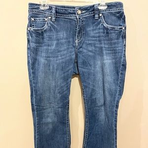 Apt. 9 bootcut petite size 12 jeans. 2 front pockets and 2 rear button pockets